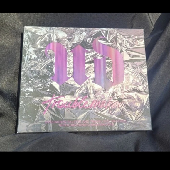 Urban Decay Troublemaker Eyeshadow Palette - Picture 5 of 6